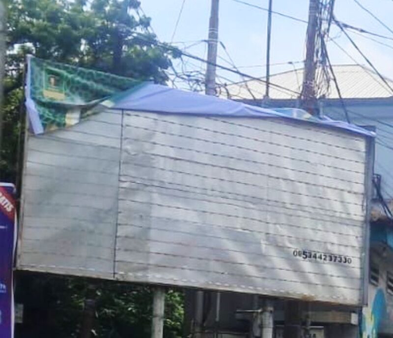 Baliho ucapan Ramadhan milik pengurus DPW PPP Maluku, di Karang Panjang, Kota Ambon dirusaki oleh orang tridak dikenal pada Rabu (18/2/2026) dini hari. (Foto: Istimewa)