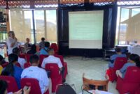 Jurnalis senior Maluku, Vonny Litamahuputty dan Pdt. Ruth Saiya berbicara tentang perubahan iklim dan dampaknya di Maluku pada diskusi bertajuk "Katong Bacarita: Menyambung Suara Maluku Untuk Keadilan Iklim" yang diselenggarakan oleh Yayasan MADANI Berkelanjutan di Kota Ambon, Jumat (6/2/2026). (Foto : Headlinetimur.com) 

