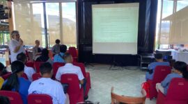 Jurnalis senior Maluku, Vonny Litamahuputty dan Pdt. Ruth Saiya berbicara tentang perubahan iklim dan dampaknya di Maluku pada diskusi bertajuk 