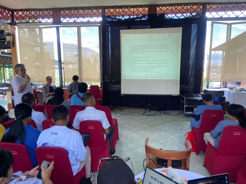 Jurnalis senior Maluku, Vonny Litamahuputty dan Pdt. Ruth Saiya berbicara tentang perubahan iklim dan dampaknya di Maluku pada diskusi bertajuk 