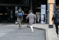 Warga Israel bergegas ke tempat perlindungan setelah sirene peringatan serangan udara berbunyi di Tel Aviv pada Sabtu (28/2) waktu setempat (AFP/JACK GUEZ/detik.com)