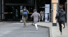 Warga Israel bergegas ke tempat perlindungan setelah sirene peringatan serangan udara berbunyi di Tel Aviv pada Sabtu (28/2) waktu setempat (AFP/JACK GUEZ/detik.com)