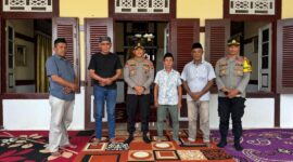 Kapolres Seram Bagian Barat, AKBP Andi Zulkifli melakukan pertemuan dengan Raja Negeri Iha, Sabtu (7/2/2026). Pertemuan yang sama juga digelar di rumah Raja Negeri Luhu. Foto: ISTIMEWA 