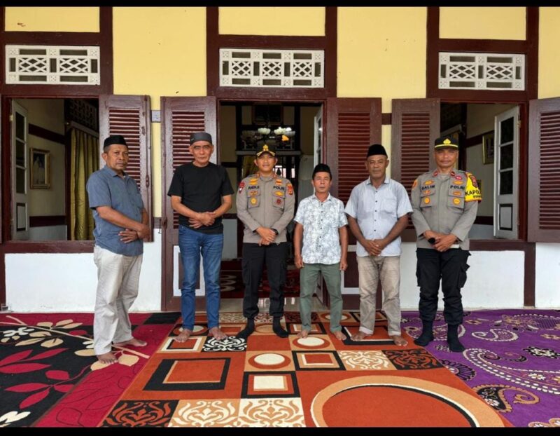 Kapolres Seram Bagian Barat, AKBP Andi Zulkifli melakukan pertemuan dengan Raja Negeri Iha, Sabtu (7/2/2026). Pertemuan yang sama juga digelar di rumah Raja Negeri Luhu. Foto: ISTIMEWA 