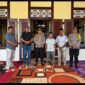 Kapolres Seram Bagian Barat, AKBP Andi Zulkifli melakukan pertemuan dengan Raja Negeri Iha, Sabtu (7/2/2026). Pertemuan yang sama juga digelar di rumah Raja Negeri Luhu. Foto: ISTIMEWA 