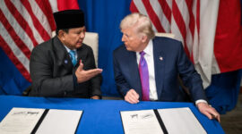 Presiden Prabowo Subianto dan Presiden Amerika Serikat Donald Trump menandatangani perjanjian perdagangan bersejarah di Washington, D.C., Amerika Serikat, pada Kamis, 19 Februari 2026. - Dok. White House