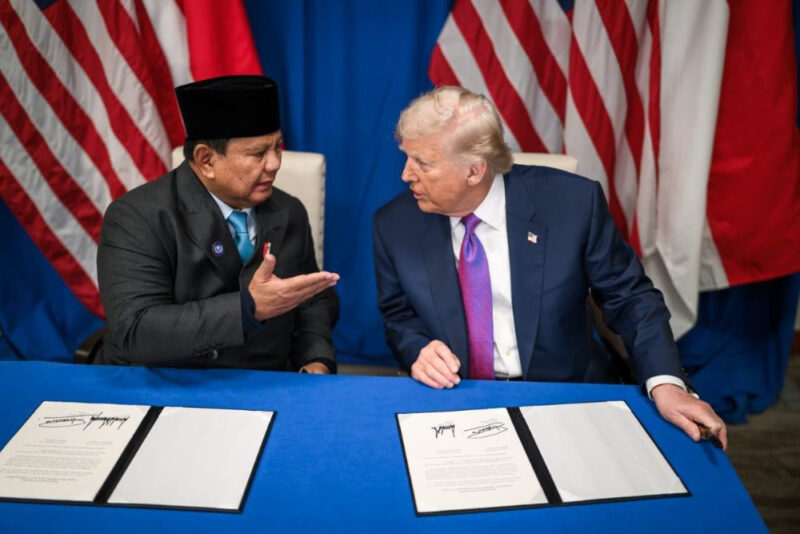 Presiden Prabowo Subianto dan Presiden Amerika Serikat Donald Trump menandatangani perjanjian perdagangan bersejarah di Washington, D.C., Amerika Serikat, pada Kamis, 19 Februari 2026. - Dok. White House