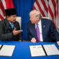 Presiden Prabowo Subianto dan Presiden Amerika Serikat Donald Trump menandatangani perjanjian perdagangan bersejarah di Washington, D.C., Amerika Serikat, pada Kamis, 19 Februari 2026. - Dok. White House