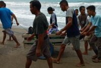 Puluhan warga Desa Desa Misinh, Kecamatan Kilmuri, Kabupaten Seram Bagian Timur membawa seorang warga yang sakit dengan gerobak menuju puskesmas di Kilmuri, Minggu (21/2/2021). Foto : Kompas.com