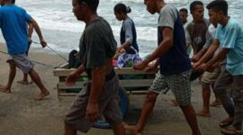 Puluhan warga Desa Desa Misinh, Kecamatan Kilmuri, Kabupaten Seram Bagian Timur membawa seorang warga yang sakit dengan gerobak menuju puskesmas di Kilmuri, Minggu (21/2/2021). Foto : Kompas.com