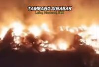 Tangkapam layar video pangkalan penambang Sinabar di Luhu, Seram Bagian Barat terbakar. (Foto: FB Abu Marasabessy) 