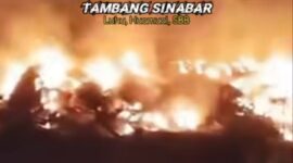 Tangkapam layar video pangkalan penambang Sinabar di Luhu, Seram Bagian Barat terbakar. (Foto: FB Abu Marasabessy) 