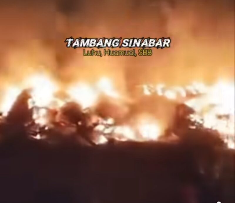 Tangkapam layar video pangkalan penambang Sinabar di Luhu, Seram Bagian Barat terbakar. (Foto: FB Abu Marasabessy) 