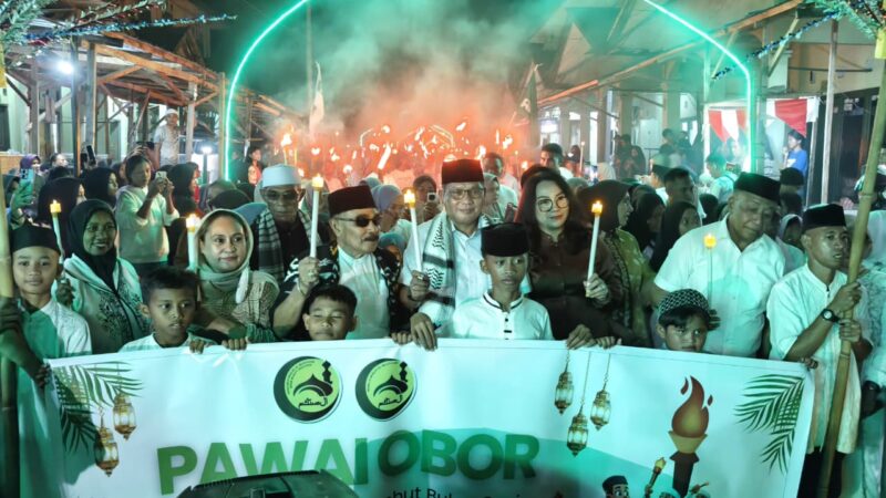 
Wali Kota Ambon, Bodewin Wattimena, Pj. Sekretaris Kota (Sekot) Roby Sapulette, Ketua TP – PKK Kota Ambon, Lisa Wattimena serta sejumlah pimpinan OPD di lingkup Pemkot menghadiri pawai obor di Masjid Al-Mustaqim, Asmil Batumerah, Selasa (17/2/26) malam dalam menyambut Ramadan 1447 Hijriah. (Foto: Istimewa) 

