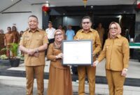 Wali Kota Ambon, Bodewin Wattimena menyerahkan sertifikat Sekolah Ramah Anak (SRA) dari Kementerian Pemberdayaan Perempuan dan Perlindungan Anak (PPPA) Republik Indonesia kepada SDN Ambon, Senin (9/2/2026). Foto: Istimewa 