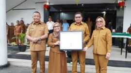 Wali Kota Ambon, Bodewin Wattimena menyerahkan sertifikat Sekolah Ramah Anak (SRA) dari Kementerian Pemberdayaan Perempuan dan Perlindungan Anak (PPPA) Republik Indonesia kepada SDN Ambon, Senin (9/2/2026). Foto: Istimewa 