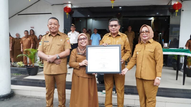 Wali Kota Ambon, Bodewin Wattimena menyerahkan sertifikat Sekolah Ramah Anak (SRA) dari Kementerian Pemberdayaan Perempuan dan Perlindungan Anak (PPPA) Republik Indonesia kepada SDN Ambon, Senin (9/2/2026). Foto: Istimewa 
