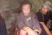 
Tersangka asusila, mantan Camat Taniwel Timur, Kabupaten Seram Bagian Barat, Royke Marthen Madobaafu (tengah) berhasil ditangkap kepolisian. Royke telah menjadi buron sejak 2023.
