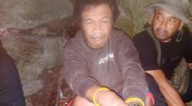 
Tersangka asusila, mantan Camat Taniwel Timur, Kabupaten Seram Bagian Barat, Royke Marthen Madobaafu (tengah) berhasil ditangkap kepolisian. Royke telah menjadi buron sejak 2023.
