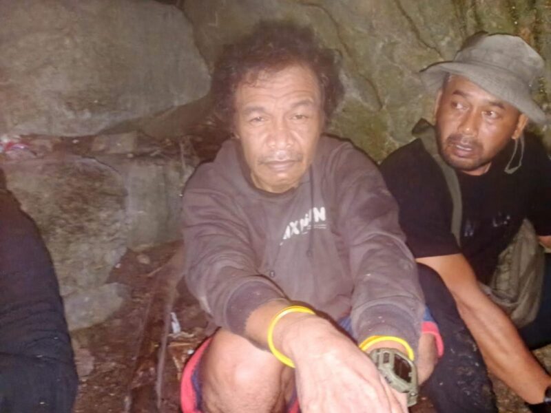 
Tersangka asusila, mantan Camat Taniwel Timur, Kabupaten Seram Bagian Barat, Royke Marthen Madobaafu (tengah) berhasil ditangkap kepolisian. Royke telah menjadi buron sejak 2023.
