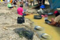 Warba berbondong-bondong mendulang emas di bawah jembatan Wanibe, Kabupaten Buru. (Foto: Max Seleky) 