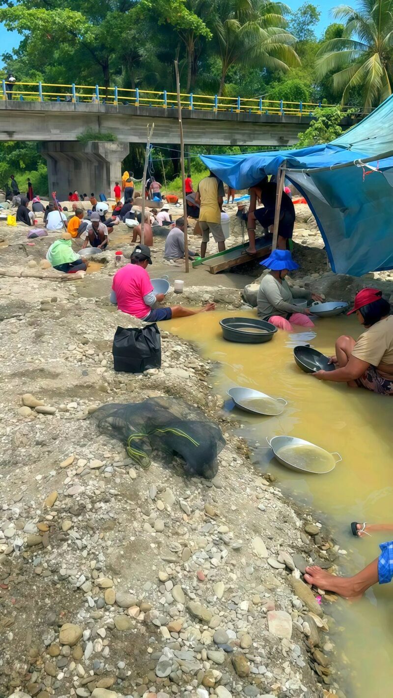 Warba berbondong-bondong mendulang emas di bawah jembatan Wanibe, Kabupaten Buru. (Foto: Max Seleky) 