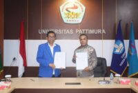 Wakil Rektor Bidang Perencanaan, Kerjasama, dan Sistem Informasi Unpatti, Dr. Ruslan H. S. Tawari, S.Pi, M.Si, bersama perwakilan mitra menunjukkan dokumen kerja sama usai penandatanganan kontrak swakelola, di Ruang Rapat Rektor, Lantai 3 Gedung Rektorat Unpatti, pada Jumat (13/02/2026). Foto : ISTIMEWA 
