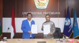Wakil Rektor Bidang Perencanaan, Kerjasama, dan Sistem Informasi Unpatti, Dr. Ruslan H. S. Tawari, S.Pi, M.Si, bersama perwakilan mitra menunjukkan dokumen kerja sama usai penandatanganan kontrak swakelola, di Ruang Rapat Rektor, Lantai 3 Gedung Rektorat Unpatti, pada Jumat (13/02/2026). Foto : ISTIMEWA 