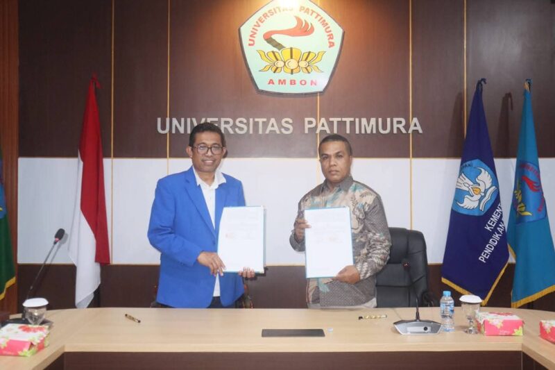 Wakil Rektor Bidang Perencanaan, Kerjasama, dan Sistem Informasi Unpatti, Dr. Ruslan H. S. Tawari, S.Pi, M.Si, bersama perwakilan mitra menunjukkan dokumen kerja sama usai penandatanganan kontrak swakelola, di Ruang Rapat Rektor, Lantai 3 Gedung Rektorat Unpatti, pada Jumat (13/02/2026). Foto : ISTIMEWA 