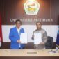 Wakil Rektor Bidang Perencanaan, Kerjasama, dan Sistem Informasi Unpatti, Dr. Ruslan H. S. Tawari, S.Pi, M.Si, bersama perwakilan mitra menunjukkan dokumen kerja sama usai penandatanganan kontrak swakelola, di Ruang Rapat Rektor, Lantai 3 Gedung Rektorat Unpatti, pada Jumat (13/02/2026). Foto : ISTIMEWA 