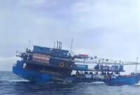 Kapal pencari ikan asal Bitung saat dikejar nelayan lokal di perairan Bula, Kabupaten Seram Bagian Timur, Kamis (19/2/2026) dini hari. (Foto: tangkapan layar akun Gaston) 