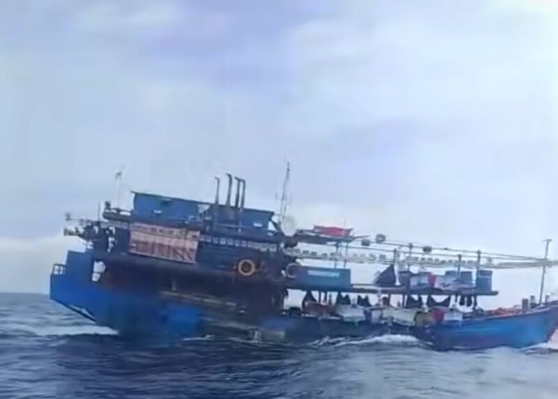 Kapal pencari ikan asal Bitung saat dikejar nelayan lokal di perairan Bula, Kabupaten Seram Bagian Timur, Kamis (19/2/2026) dini hari. (Foto: tangkapan layar akun Gaston) 