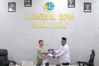 Kepala Perwakilan Ombudsman RI Provinsi Maluku, Hasan Slamat menyerahkan hasil penilaian opini penyelenggaraan pelayanan publuk kepada Kepala Kantor Wilayah Pertanahan Provinsi Maluku, Senin (23/2/2026). (Foto: Dok. Ombudsman Maluku)