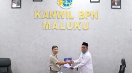 Kepala Perwakilan Ombudsman RI Provinsi Maluku, Hasan Slamat menyerahkan hasil penilaian opini penyelenggaraan pelayanan publuk kepada Kepala Kantor Wilayah Pertanahan Provinsi Maluku, Senin (23/2/2026). (Foto: Dok. Ombudsman Maluku)