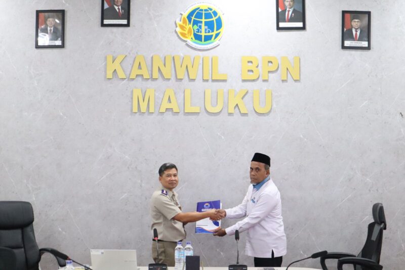 Kepala Perwakilan Ombudsman RI Provinsi Maluku, Hasan Slamat menyerahkan hasil penilaian opini penyelenggaraan pelayanan publuk kepada Kepala Kantor Wilayah Pertanahan Provinsi Maluku, Senin (23/2/2026). (Foto: Dok. Ombudsman Maluku)