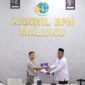 Kepala Perwakilan Ombudsman RI Provinsi Maluku, Hasan Slamat menyerahkan hasil penilaian opini penyelenggaraan pelayanan publuk kepada Kepala Kantor Wilayah Pertanahan Provinsi Maluku, Senin (23/2/2026). (Foto: Dok. Ombudsman Maluku)