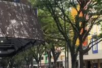 Tangkapan layar polisi mengamankan situasi tawuran di Ambon Plaza, Minggu (15/2/2026). Foto: Istimewa