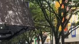 Tangkapan layar polisi mengamankan situasi tawuran di Ambon Plaza, Minggu (15/2/2026). Foto: Istimewa