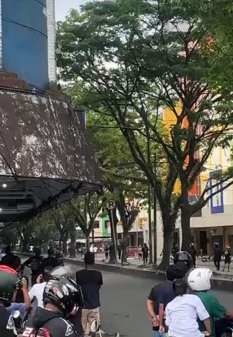 Tangkapan layar polisi mengamankan situasi tawuran di Ambon Plaza, Minggu (15/2/2026). Foto: Istimewa
