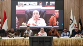 Anggota KPU Republik Indonesia selaku Ketua Divisi Perencanaan, Data, dan Informasi, Betty Epsilon Idroos menyampaiakan arahan pada 
Koordinasi Pemutakhiran Data Pemilih Berkelanjutan (PDPB) Tahun 2026 di kantor KPU Provinsi Maluku, Sabtu (16/3/2026). Foto: Dok. KPU Maluku
