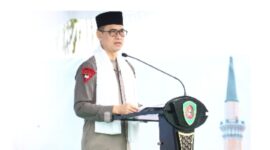 Kapolda Maluku, Irjen Pol. Prof. Dadang Hartanto, bertindak sebagai khatib dalam pelaksanaan Shalat Idul Fitri 1 Syawal 1447 Hijriah yang dipusatkan di Lapangan Merdeka, Kota Ambon, Sabtu (21/3/2026). Foto : Istimewa