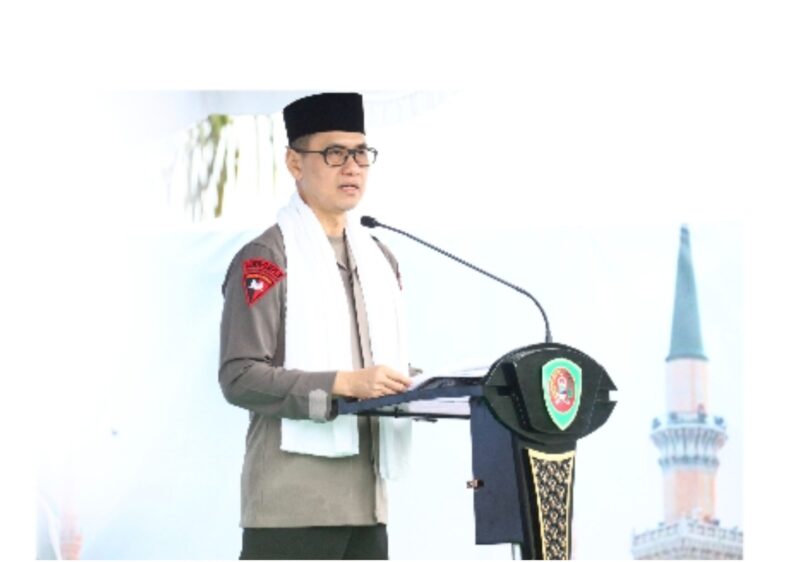 Kapolda Maluku, Irjen Pol. Prof. Dadang Hartanto, bertindak sebagai khatib dalam pelaksanaan Shalat Idul Fitri 1 Syawal 1447 Hijriah yang dipusatkan di Lapangan Merdeka, Kota Ambon, Sabtu (21/3/2026). Foto : Istimewa