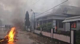 Tangkapan layar video bentrokan di Desa Danar, Kecamatan Kei Kecil Timur Selatan, Kabupaten Maluku Tenggara pada Kamis (26/3/2026) hingga Jumat (27/3/2026) dini hari. Foto : Grup Facebook Keluarga Kei Bersatu