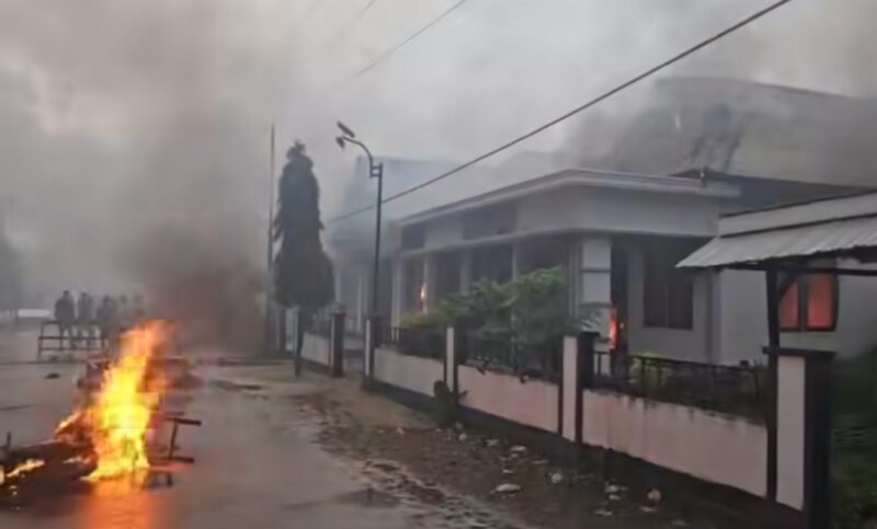 Tangkapan layar video bentrokan di Desa Danar, Kecamatan Kei Kecil Timur Selatan, Kabupaten Maluku Tenggara pada Kamis (26/3/2026) hingga Jumat (27/3/2026) dini hari. Foto : Grup Facebook Keluarga Kei Bersatu