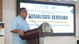 Wakil Dekan Bidang Kemahasiswaan, Kerja Sama, dan Alumni FKIP Unpatti, Prof. Dr. Anderson L. Palinussa, S.Pd., M.Pd., menyampaikan sambutan pada kegiatan  sosialisasi beasiswa bertajuk 