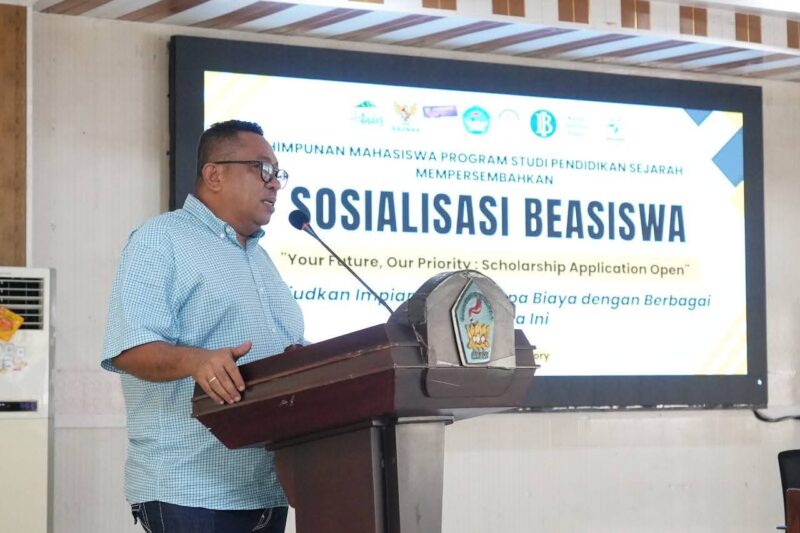 Wakil Dekan Bidang Kemahasiswaan, Kerja Sama, dan Alumni FKIP Unpatti, Prof. Dr. Anderson L. Palinussa, S.Pd., M.Pd., menyampaikan sambutan pada kegiatan  sosialisasi beasiswa bertajuk 