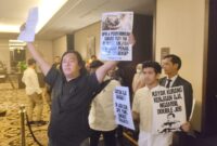 Wakil Koordinator KontraS Andrie Yunus (berbaju gelap) dalam sebuah aksi protes dengan mencoba masuk ke ruang rapat Panja Revisi UU TNI, DPR RI, dan Kemenhan di Hotel Fairmont, Jakarta, Sabtu (15/3/2025). Foto : Kompas.com