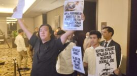 Wakil Koordinator KontraS Andrie Yunus (berbaju gelap) dalam sebuah aksi protes dengan mencoba masuk ke ruang rapat Panja Revisi UU TNI, DPR RI, dan Kemenhan di Hotel Fairmont, Jakarta, Sabtu (15/3/2025). Foto : Kompas.com