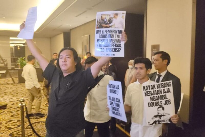 Wakil Koordinator KontraS Andrie Yunus (berbaju gelap) dalam sebuah aksi protes dengan mencoba masuk ke ruang rapat Panja Revisi UU TNI, DPR RI, dan Kemenhan di Hotel Fairmont, Jakarta, Sabtu (15/3/2025). Foto : Kompas.com