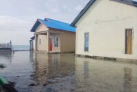 Tampak dua rumah warga di Dusun Kidan, Desa Kiltai, Kecamatan Seram Timur, Kabupaten Seram Bagian Timur (SBT), terendam banjir Rob pada Sabtu (21/3/2026). 
